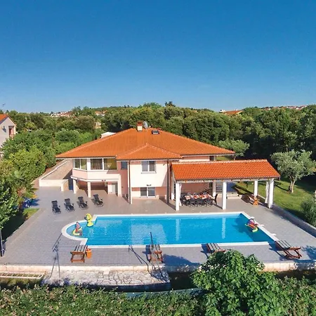 Holiday home Stunning Home In Pula With Kitchen
