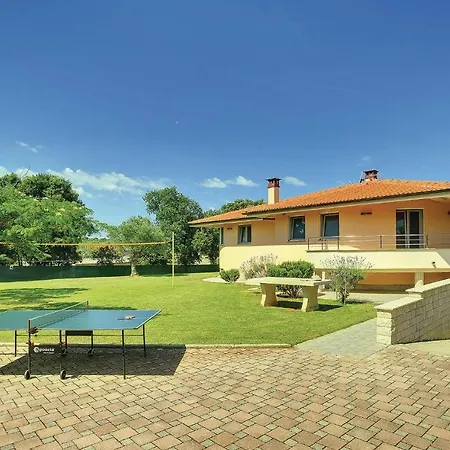 Holiday home Stunning Home In Pula With Kitchen Pula