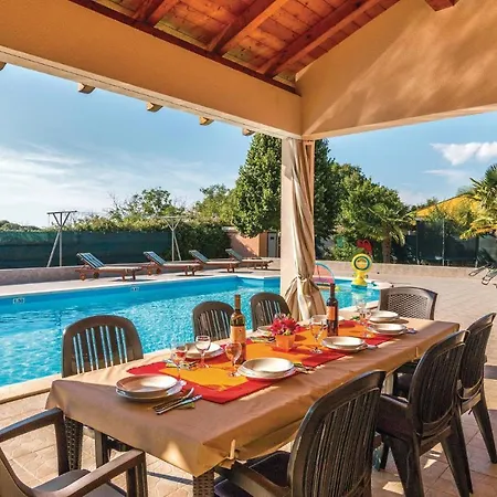 Holiday home Stunning Home In Pula With Kitchen *