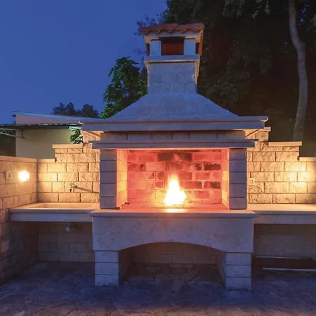 Gorgeous Home In Pula With Wifi *