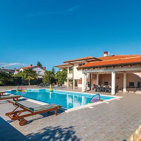 Stunning Home In Pula With Kitchen Pula
