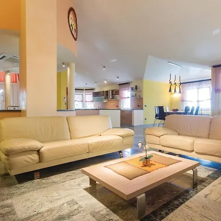 Stunning Home In Pula With Kitchen * Pula