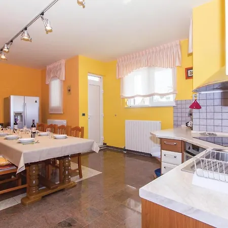 Holiday home Stunning Home In Pula With Kitchen