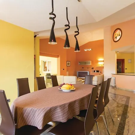 Holiday home Stunning Home In Pula With Kitchen Pula