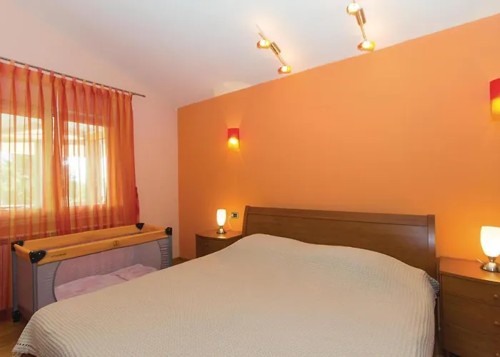 Gorgeous Home In Pula With Wifi Pula